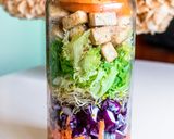 Foto del paso 4 de la receta: Ensalada vertical con tofu, alfalfa, salsa de soja y sésamo 🥗