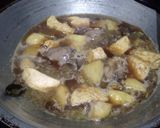 Foto langkah ke 4 dari resep Semur Ati Ampela Kentang Tahu.