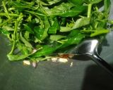 Foto langkah ke 2 dari resep Tumis Kangkung Saus Tiram.