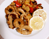 Foto del paso 5 de la receta: Calamares rebozados con verduras variadas 🧅🍅🍋🧄🍆🥔