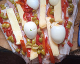 Foto del paso 3 de la receta: Colita rellena con panceta, queso, morrón, aceitunas y huevo