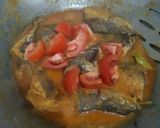 Foto langkah ke 4 dari resep Ikan Kembung Bumbu Kuning Pedas.