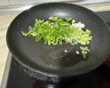 Foto del paso 1 de la receta: Huevos revueltos con cebolleta
