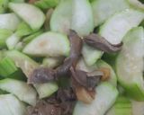 Hình bước làm 2 của món Mướp xào lòng gà/ lòng vịt