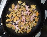 Foto del paso 5 de la receta: Fideos coditos con salsa de camarones y mejillones pelados