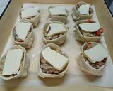 Foto del paso 4 de la receta: Canastitas de caballa, cebollas, pimiento y queso