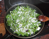 Foto del paso 3 de la receta: Pechuga asada con salteado de arroz con judías verdes y pasas