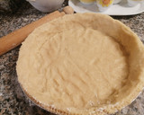 Foto del passaggio 4 della ricetta Crostata con marmellata di fichi, fichi freschi, e noci al profumo di limone