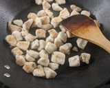 A picture of step 4 of Spicy Cashew Chicken.
