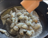 Foto del paso 3 de la receta Pasta con langostinos y salsa de leche de coco