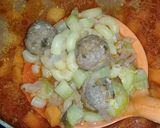 صورة لخطوة 2 من وصفة مقرونة بالخضار وكريات اللحم🍝🍲