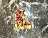 Foto del passaggio 10 della ricetta Risotto al Melone Fonduta di Brie Bresaola Pistacchi e Menta Fresca
