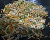 Foto langkah ke 9 dari resep Lumpia Ayam Rebung Spesial.