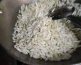 A picture of step 1 of Murmura chivda.