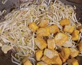 Foto langkah ke 5 dari resep Tumis toge tahu.