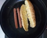 Foto langkah ke 2 dari resep Hotdog simple ala lucy's.