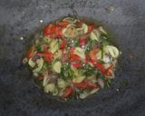 Foto langkah ke 2 dari resep Nasi goreng daun jeruk.