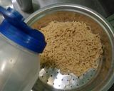 A picture of step 2 of Grilled maggi sandwich.
