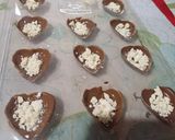 Foto del paso 3 de la receta: Bombones de chocolate negro y blanco rellenos de cookies y coco rallado receta casera