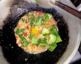 Foto langkah ke 3 dari resep Seblak mie dan kerupuk.