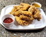 Foto del paso 5 de la receta: Alitas de pollo frito estilo KFC 🍗 acompañadas con salsa picante🌶️ y salsa de miel y mostaza 🍯