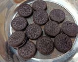A picture of step 1 of Oreo cream delight.