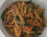 Foto langkah ke 4 dari resep Tumis Kuning Teri Asin Pedas.