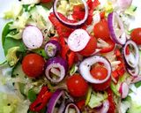 A picture of step 4 of My Sriracha flavoured Chicken on a Salad. 😗.