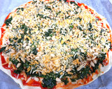 Foto del paso 4 de la receta: Pizza de espinacas y queso con piñones