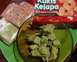 Foto langkah ke 1 dari resep Kukis Krans Natal (Christmas Wreath Cookies).