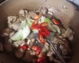 Foto langkah ke 4 dari resep Ayam tumis jamur hioko daun wangsui.