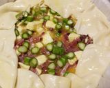 A picture of step 4 of Speck, brie and asparagus pie.