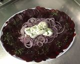 Une image de l'étape 5 de Carpaccio de betteraves à l'oignon rouge, mozzarella et persil (sauce balsamique blanc).