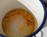 Foto del paso 1 de la receta: Cascaritas en almíbar de naranja y pomelo