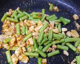 รูปขั้นตอนการทำที่ 2 ของ ผัดอกไก่พริกแกง