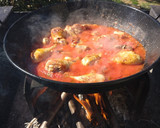 Foto del paso 3 de la receta: Conejo y pollo con tomate a leña