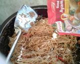 Foto langkah ke 4 dari resep Oseng bihun plus sosis.