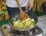 รูปขั้นตอนการทำที่ 13 ของ ข้าวผัดแกงเขียวหวาน ไก่ อาหารไทย เมนูผัด วิธีทำง่ายๆ