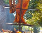 Foto del paso 2 de la receta: Lechón a la estaca, cocinado a leña