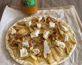Une image de l'étape 5 de Tarte fine au pommes lardon camembert.