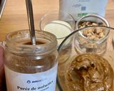 Une image de l'étape 1 de Barres protéinées beurre de cacahuète, purée de noisettes Omie, coco, poudre d’amande et chocolat.