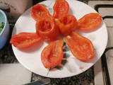 Pomodori ripieni di tonno, mozzarella e dadolata di cetrioli al profumo di basilico