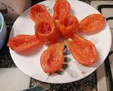 Foto del passaggio 2 della ricetta Pomodori ripieni di tonno, mozzarella e dadolata di cetrioli al profumo di basilico