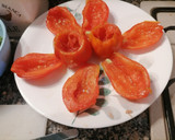 Foto del passaggio 2 della ricetta Pomodori ripieni di tonno, mozzarella e dadolata di cetrioli al profumo di basilico