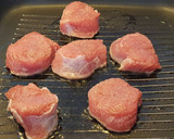 Foto del paso 4 de la receta: Solomillo de cerdo con salsa de almendras y queso