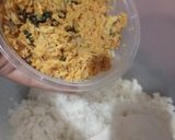 Foto langkah ke 5 dari resep Nasi Cokot isi Ayam Suwir Rica Kemangi.