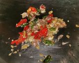 รูปขั้นตอนการทำที่ 4 ของ ผัดกระเพรา​หมูสับ​ ไข่​เยี่ยวม้า