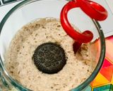A picture of step 3 of Oreo Shake.