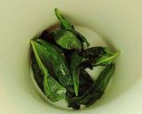 Foto del paso 2 de la receta: Aceite aromático de albahaca