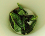 Foto del paso 2 de la receta: Aceite aromático de albahaca
